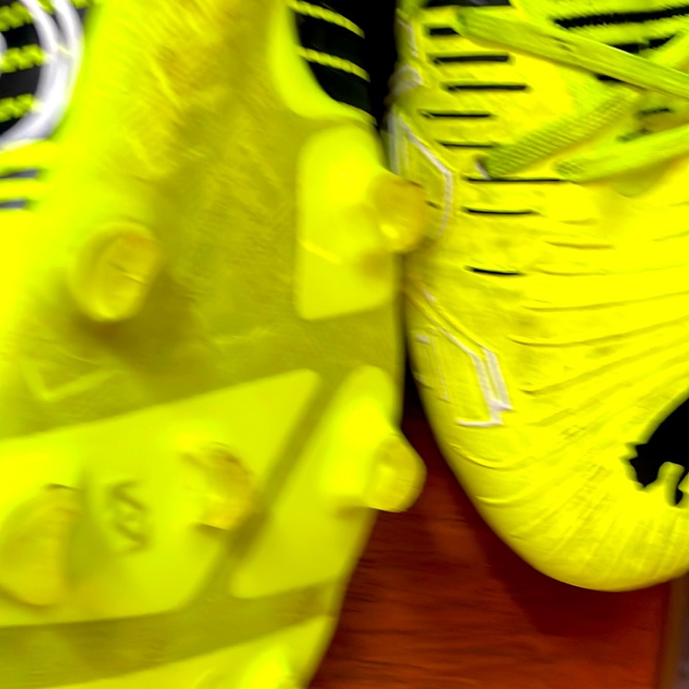 Mens soccer shoe worn 5or6 times.  Good condition.